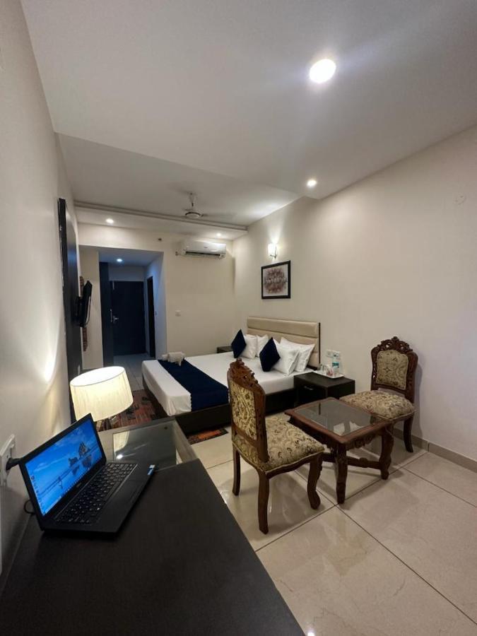 Jb Residency Zirakpur !! Top Rated & Most Awarded Property In Zirakpur Hotell Exteriör bild