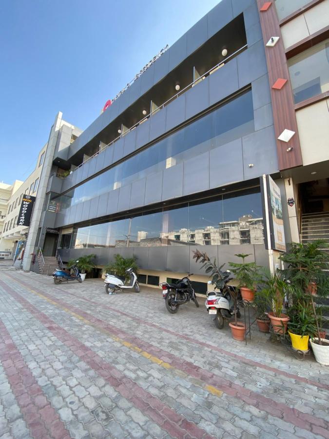 Jb Residency Zirakpur !! Top Rated & Most Awarded Property In Zirakpur Hotell Exteriör bild