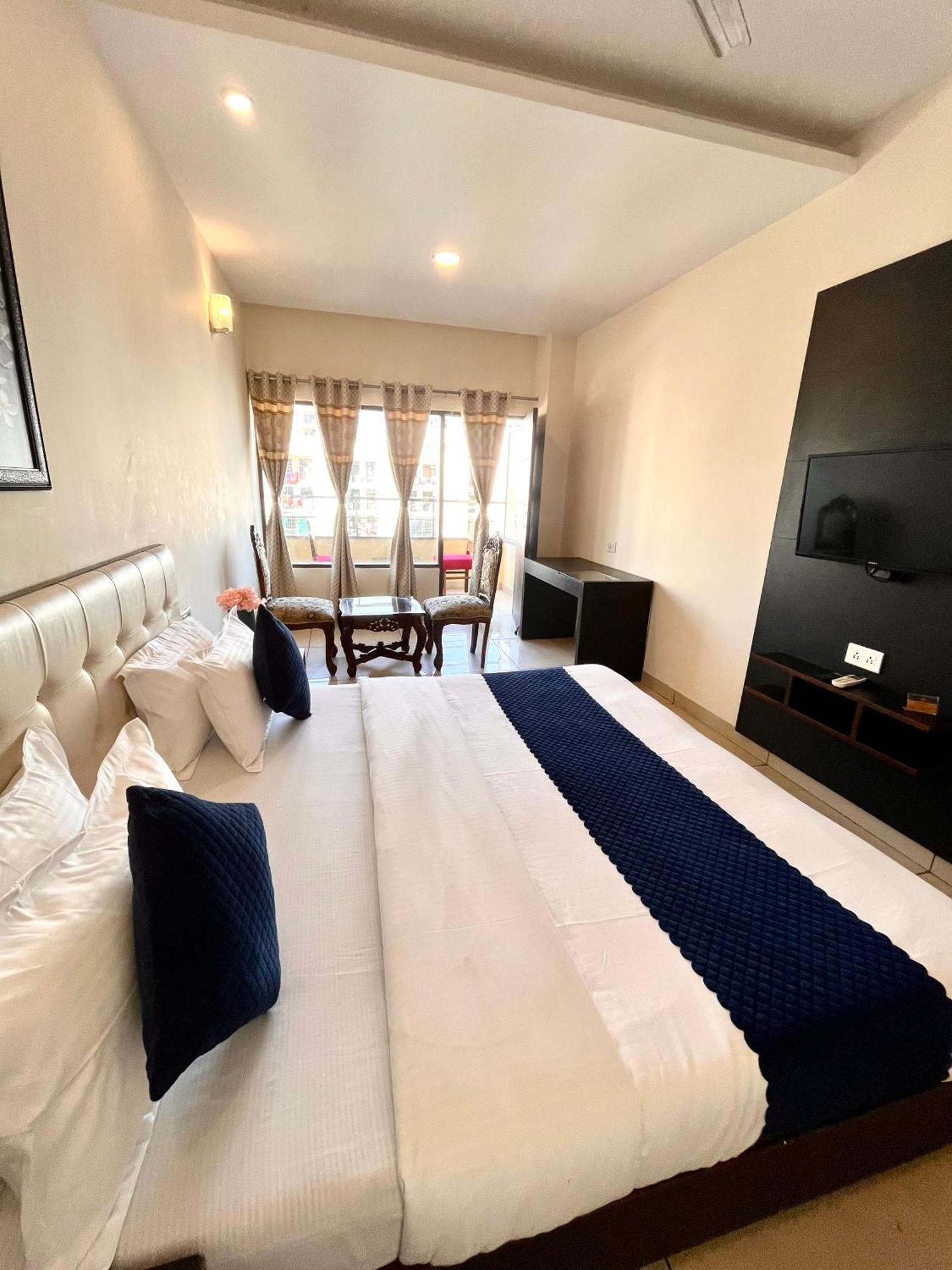 Jb Residency Zirakpur !! Top Rated & Most Awarded Property In Zirakpur Hotell Exteriör bild