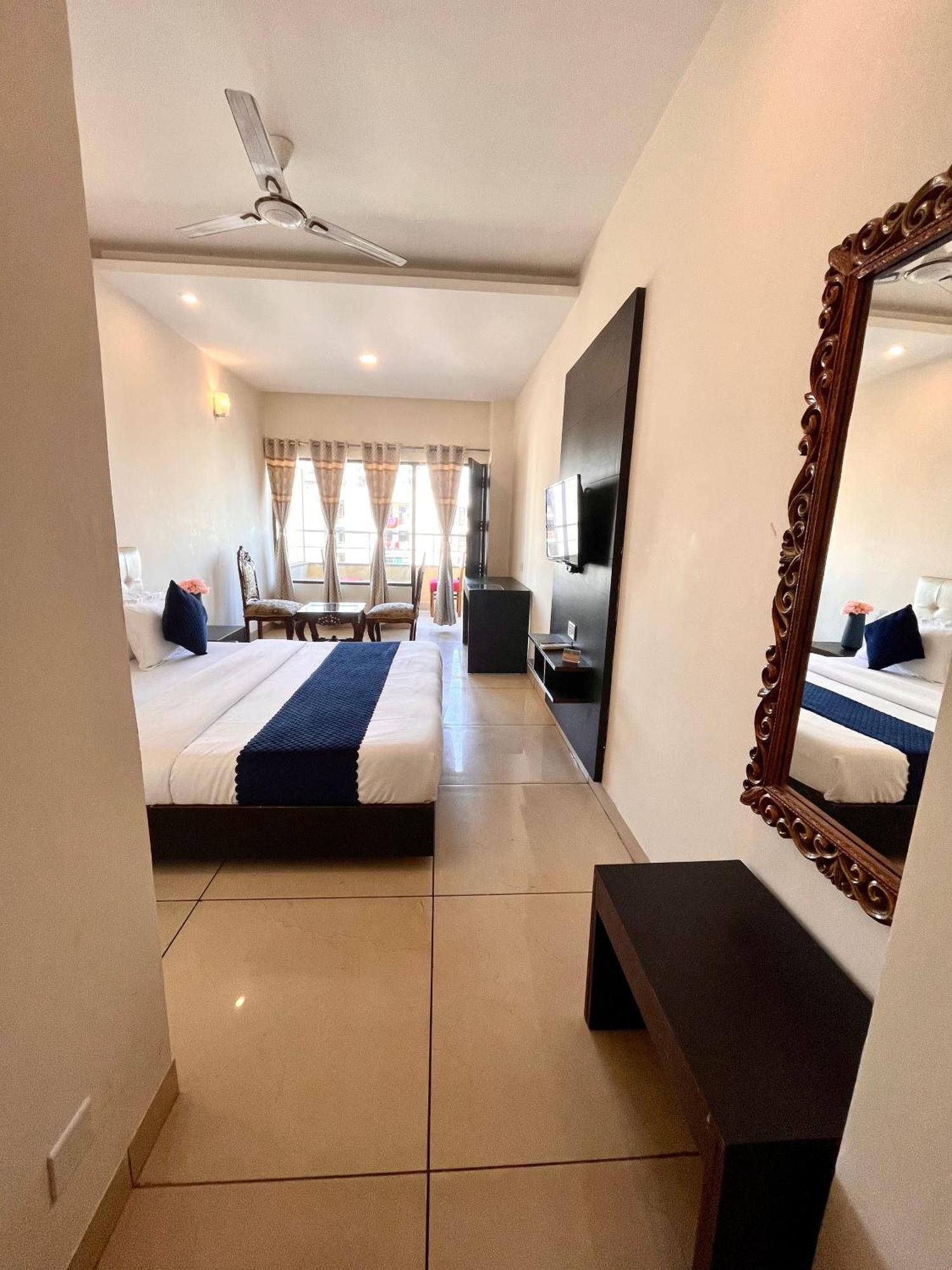 Jb Residency Zirakpur !! Top Rated & Most Awarded Property In Zirakpur Hotell Exteriör bild