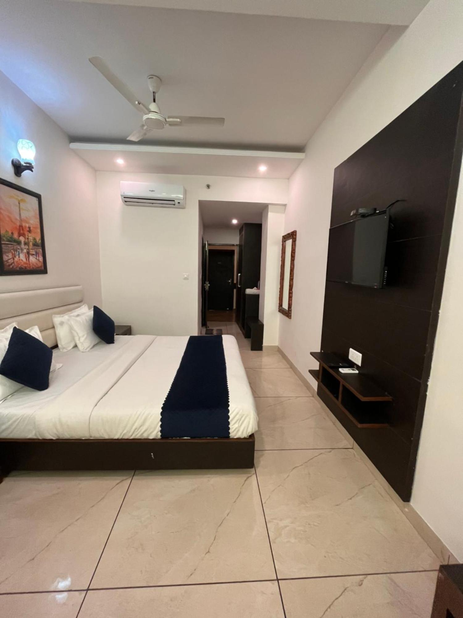 Jb Residency Zirakpur !! Top Rated & Most Awarded Property In Zirakpur Hotell Exteriör bild