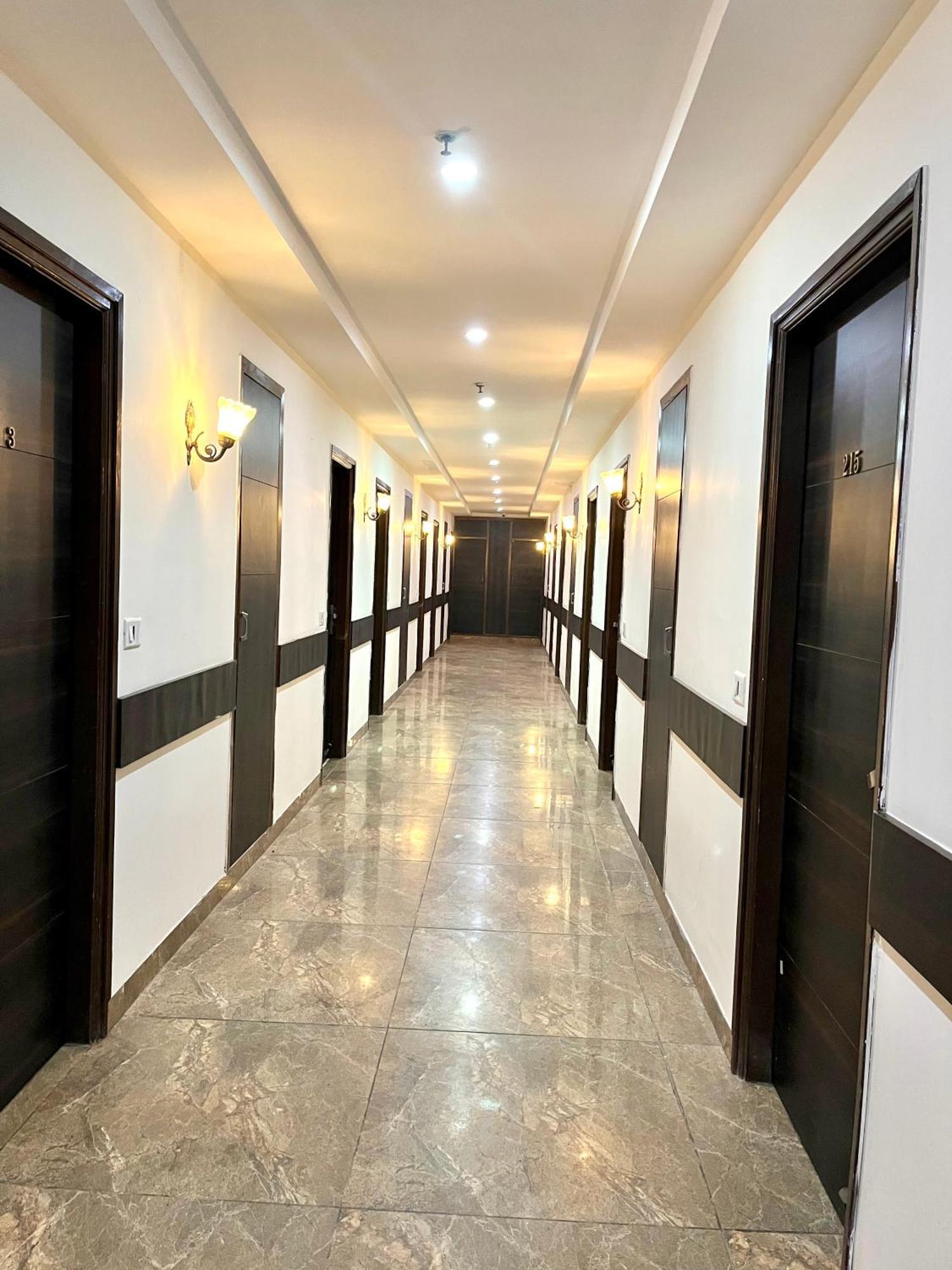 Jb Residency Zirakpur !! Top Rated & Most Awarded Property In Zirakpur Hotell Exteriör bild