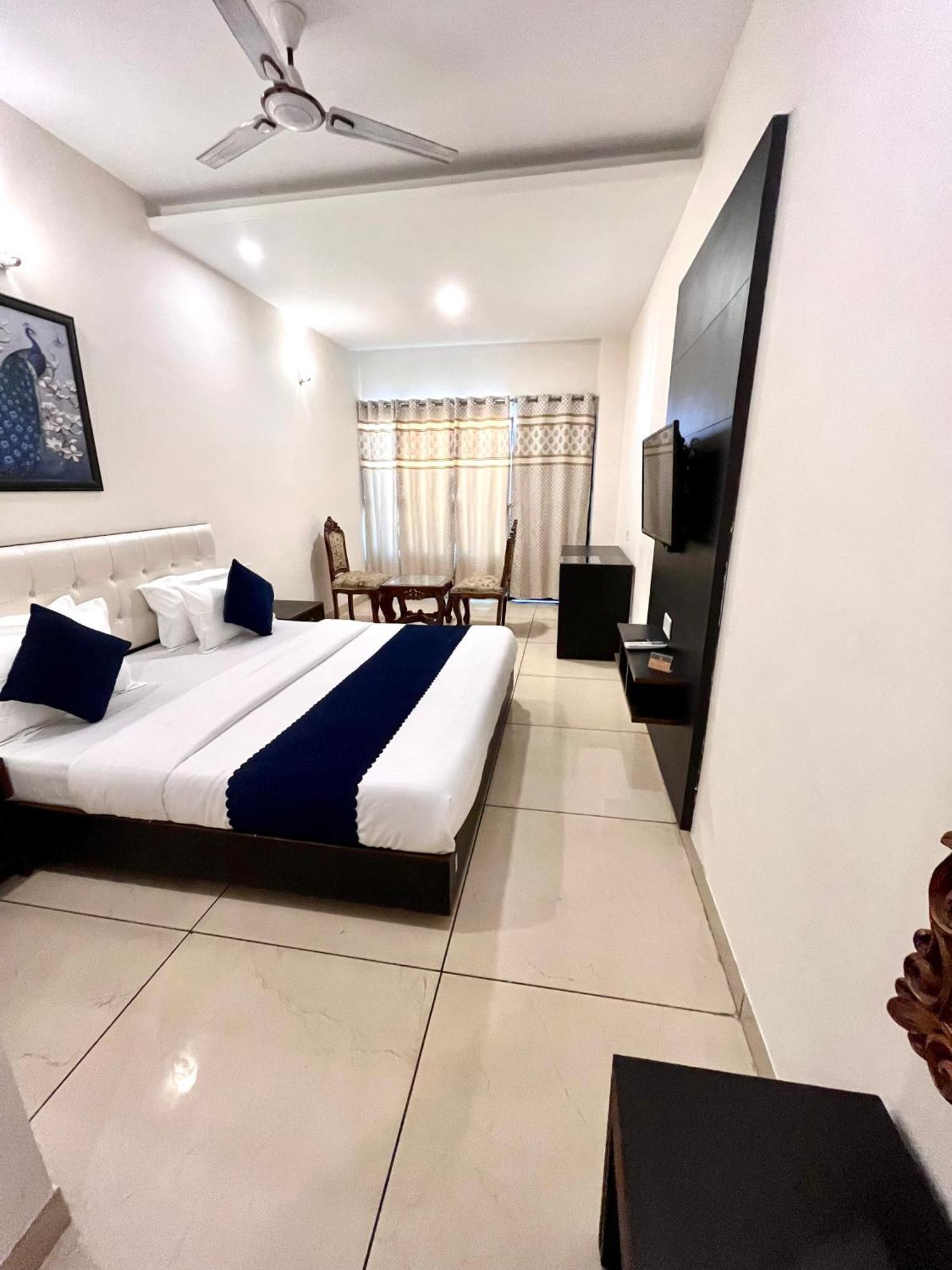 Jb Residency Zirakpur !! Top Rated & Most Awarded Property In Zirakpur Hotell Exteriör bild