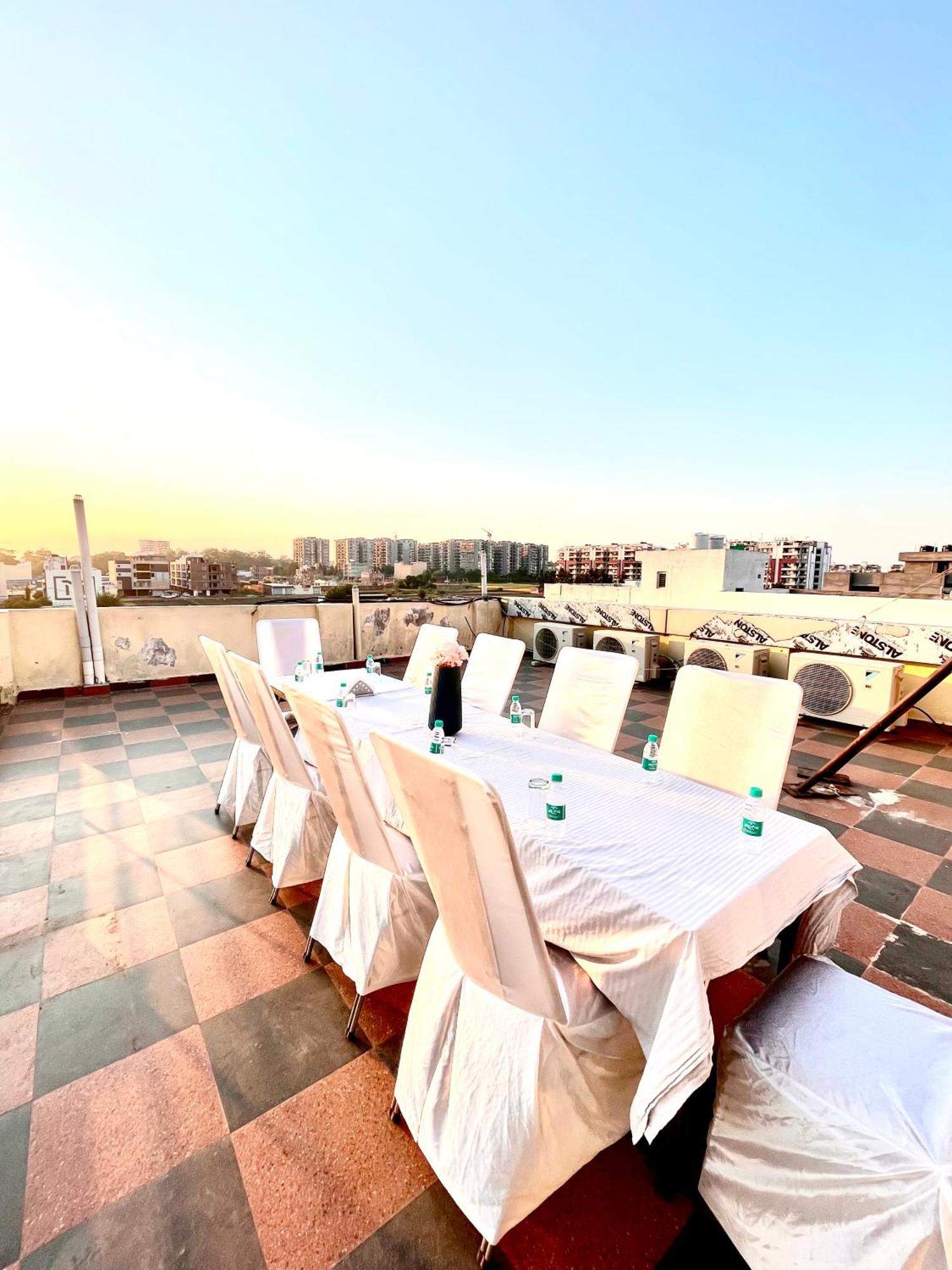 Jb Residency Zirakpur !! Top Rated & Most Awarded Property In Zirakpur Hotell Exteriör bild