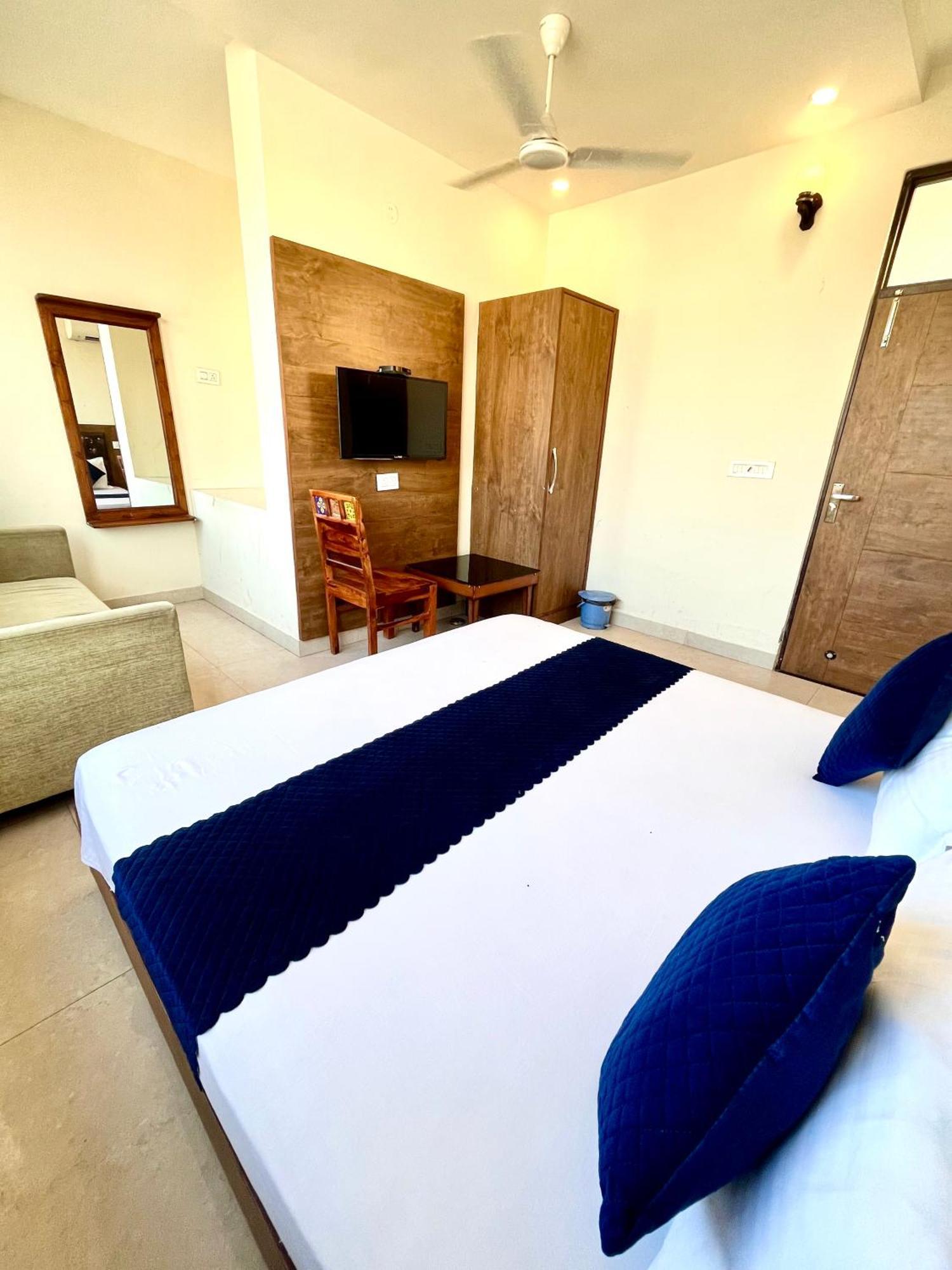 Jb Residency Zirakpur !! Top Rated & Most Awarded Property In Zirakpur Hotell Exteriör bild