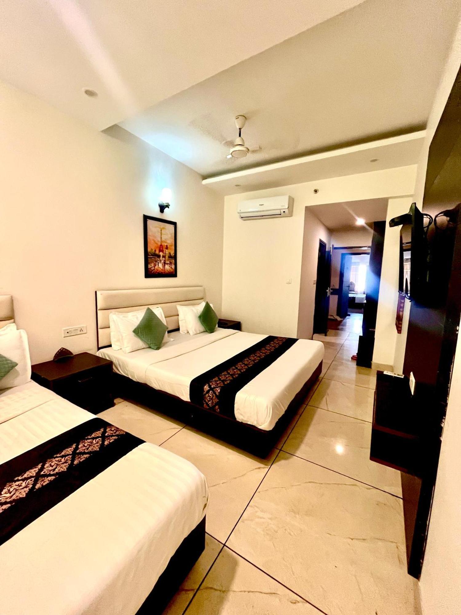 Jb Residency Zirakpur !! Top Rated & Most Awarded Property In Zirakpur Hotell Exteriör bild