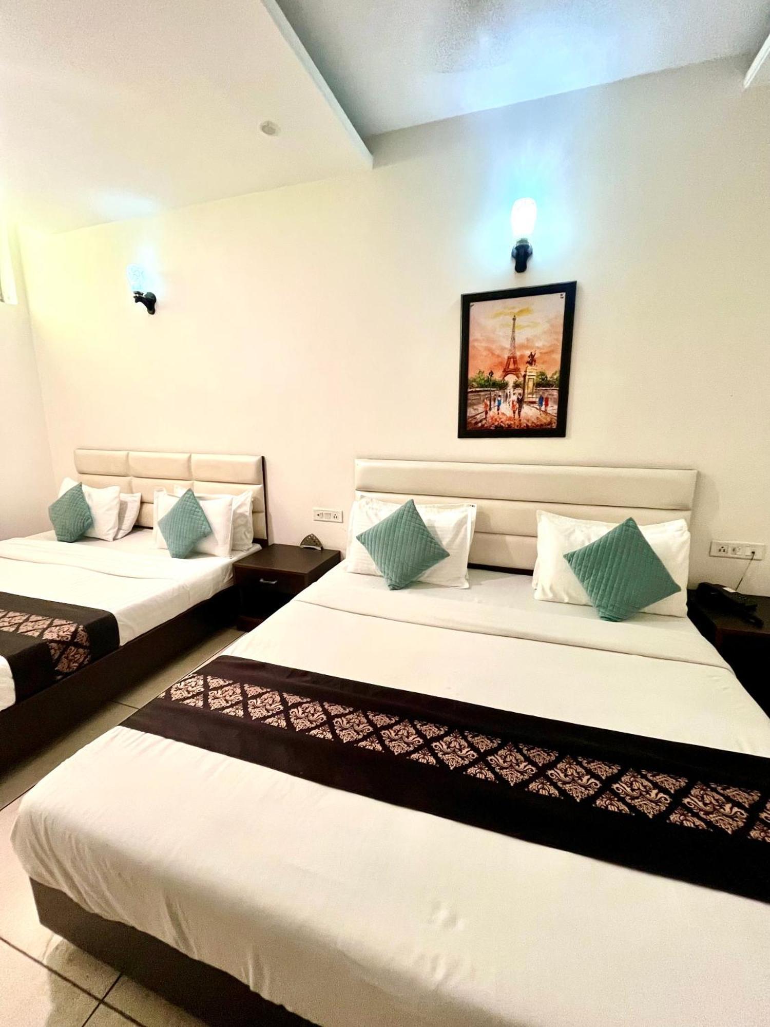 Jb Residency Zirakpur !! Top Rated & Most Awarded Property In Zirakpur Hotell Exteriör bild